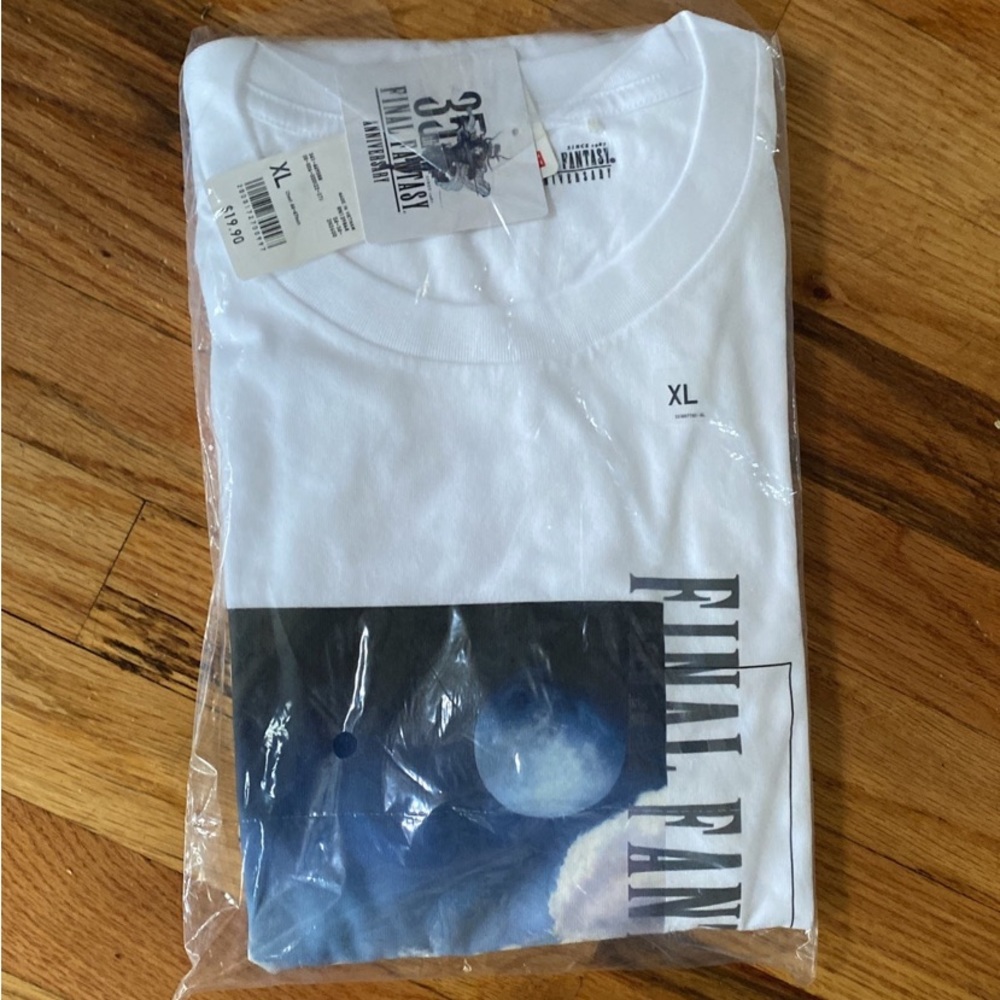 Uniqlo final fantasy XV 35th anniversary shirt (US L)